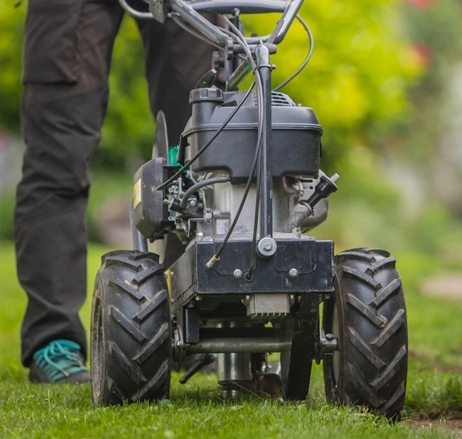 Verlegung eines Begrenzungskabels für einen Rasenroboter im Garten durch professionelle Installation in Klosterneuburg und Wien